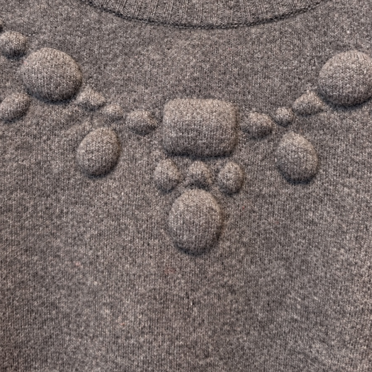 Top Chanel en maille gris anthracite, détail collier – Collection 2007 – Taille 38