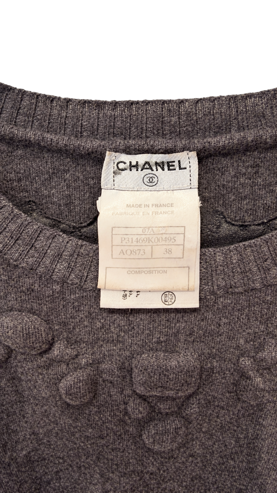 Top Chanel en maille gris anthracite, détail collier – Collection 2007 – Taille 38