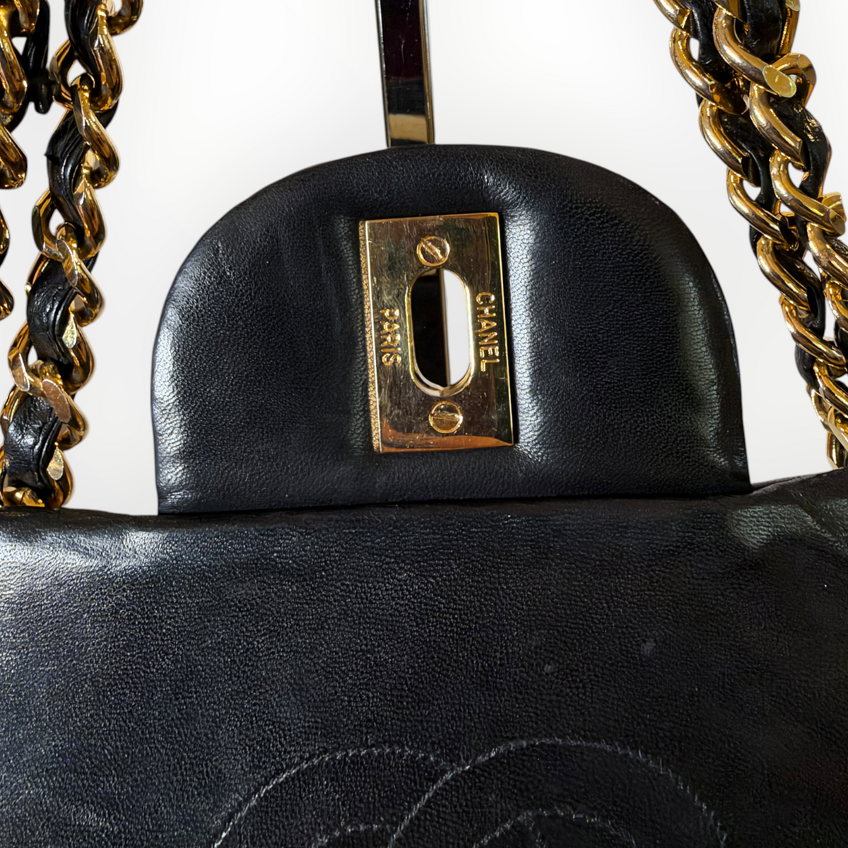 Sac Chanel Maxi Jumbo / Jumbo XL, vintage en cuir noir matelassé – Bijouterie dorée