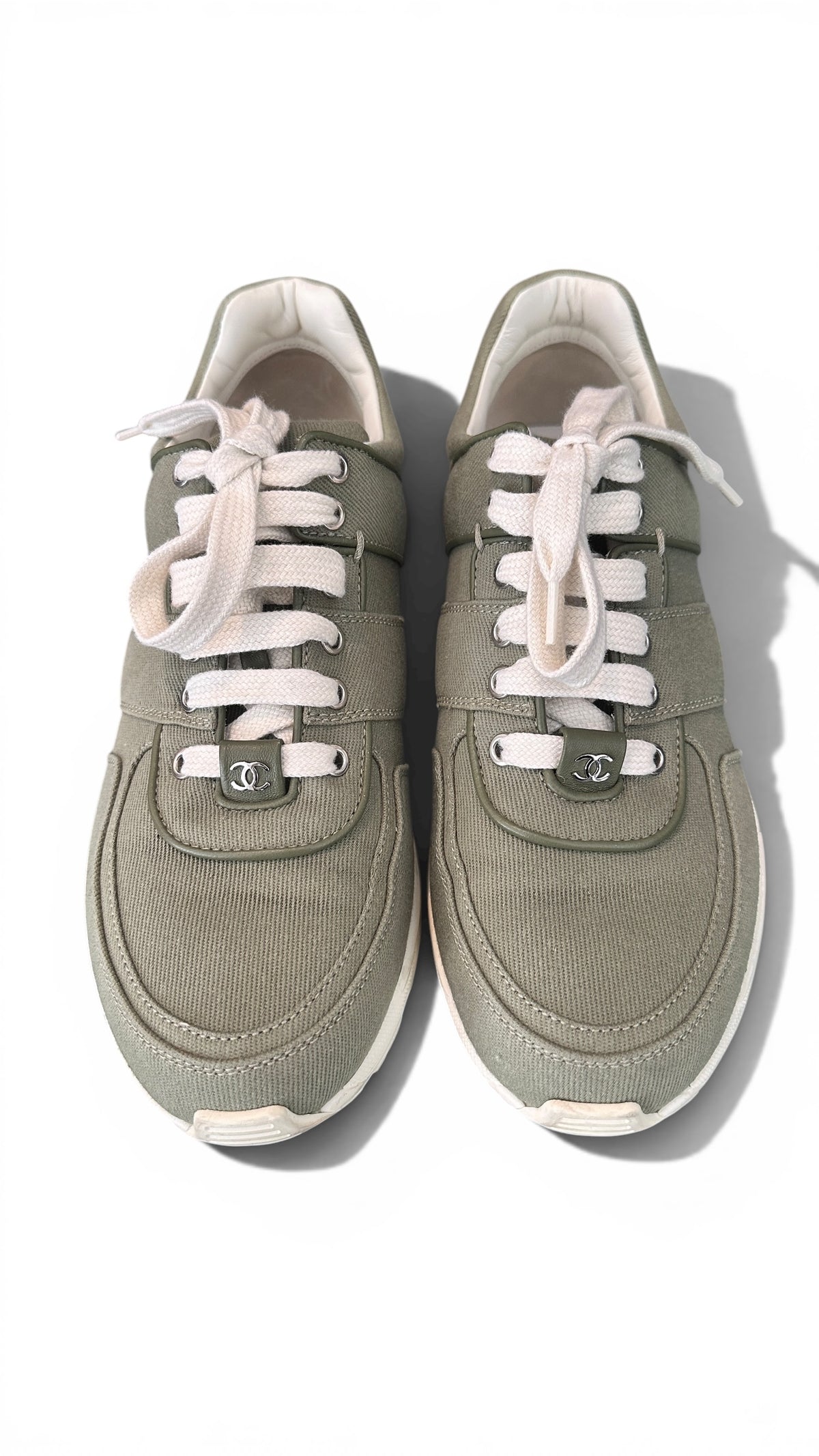 Chanel CC Logo Sneakers Toile Kaki Clair – Taille 39,5