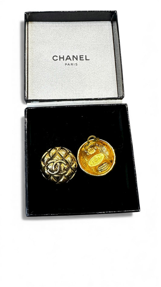 Boucle d'oreille a clip Chanel vintage