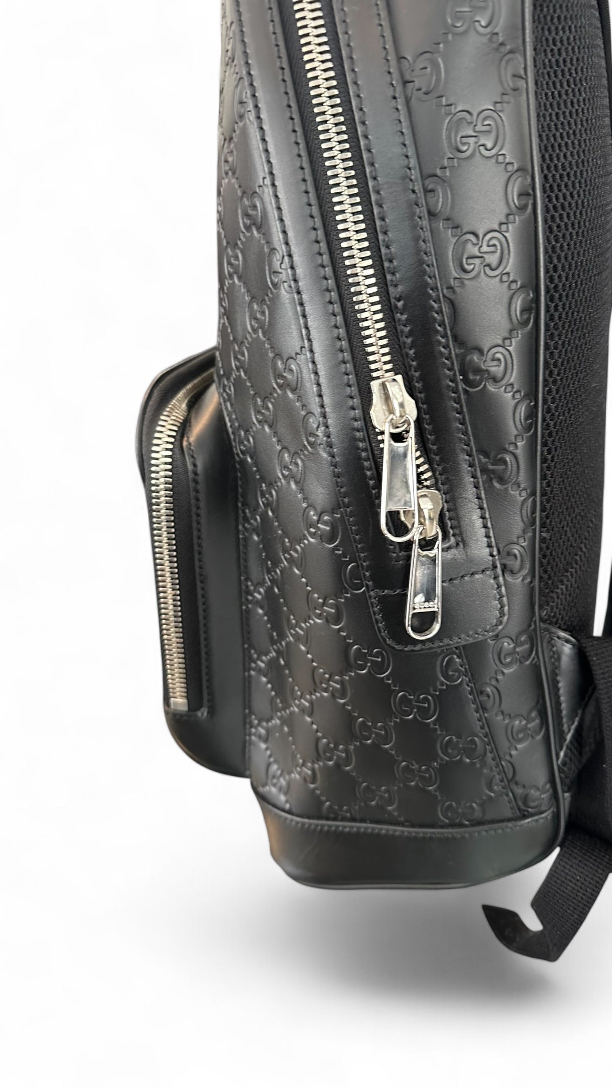 Sac a dos Gucci signature GG Monogram en cuir noir gaufré