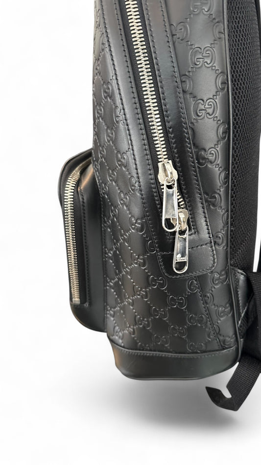 Sac a dos Gucci signature GG Monogram en cuir noir gaufré