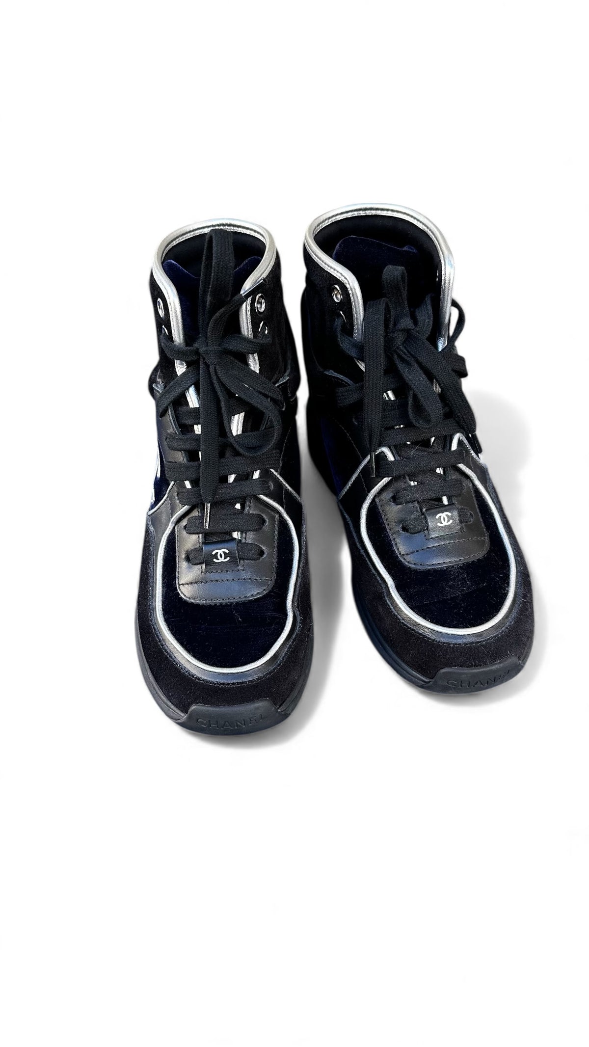 Sneakers Montantes Chanel – Noir, Bleu Marine & Blanc