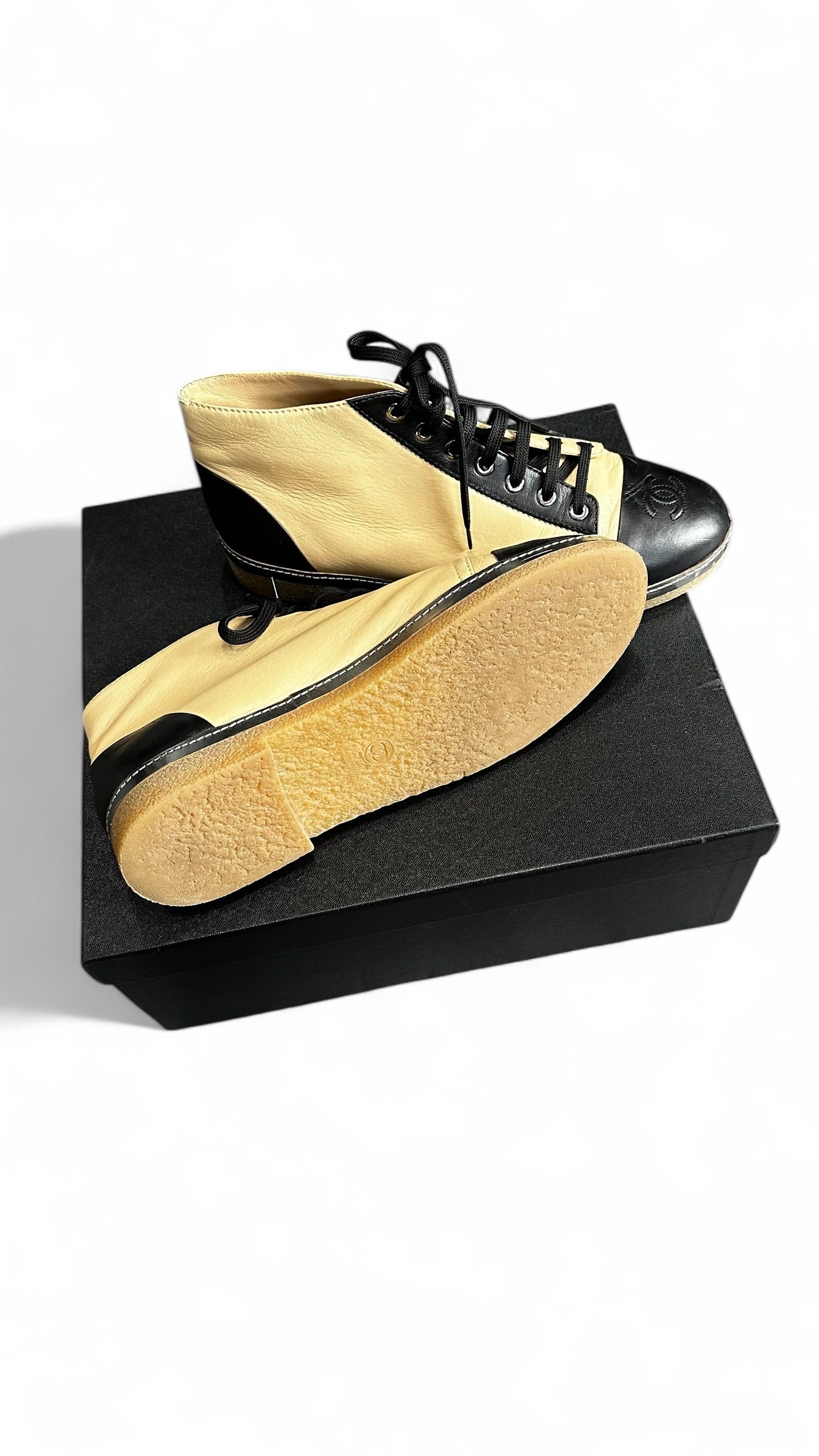 Chanel – bottine bicolores en cuir d’agneau