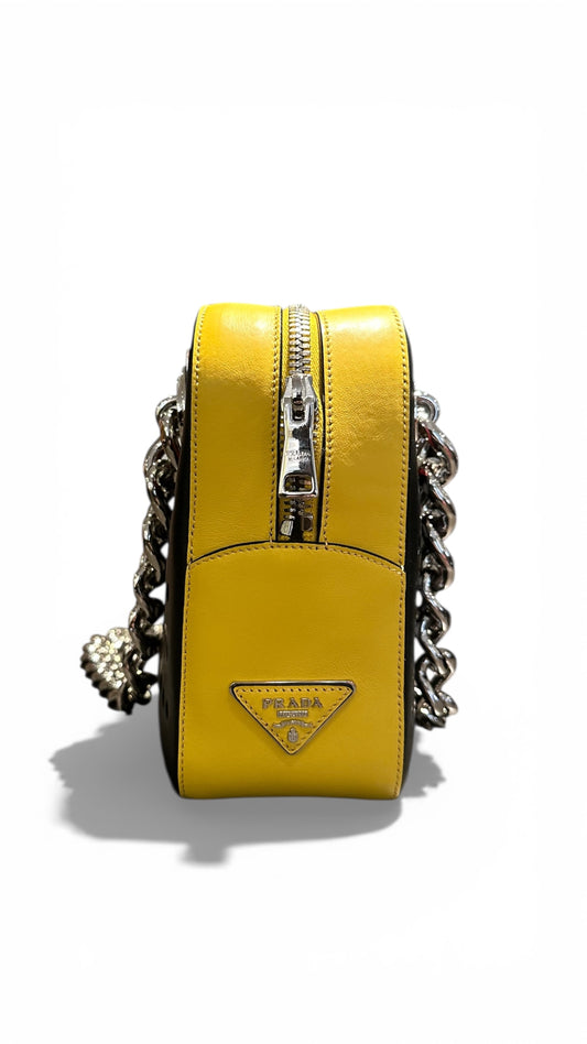 PRADA – Sac porté épaule cuir jaune perforé chaîne métal