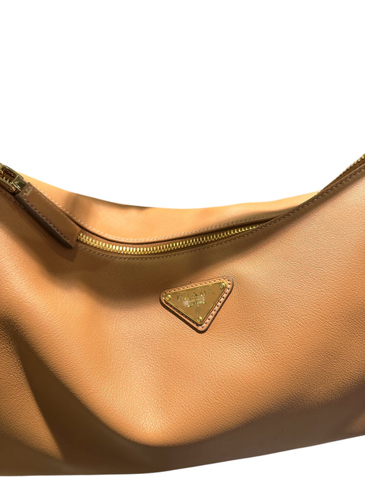 Sac Prada porté épaule camel