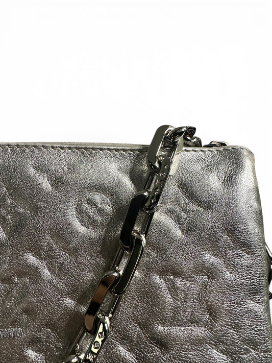 Louis Vuitton– Sac coussin chaîne Monogram Empreinte métallisée (argent)