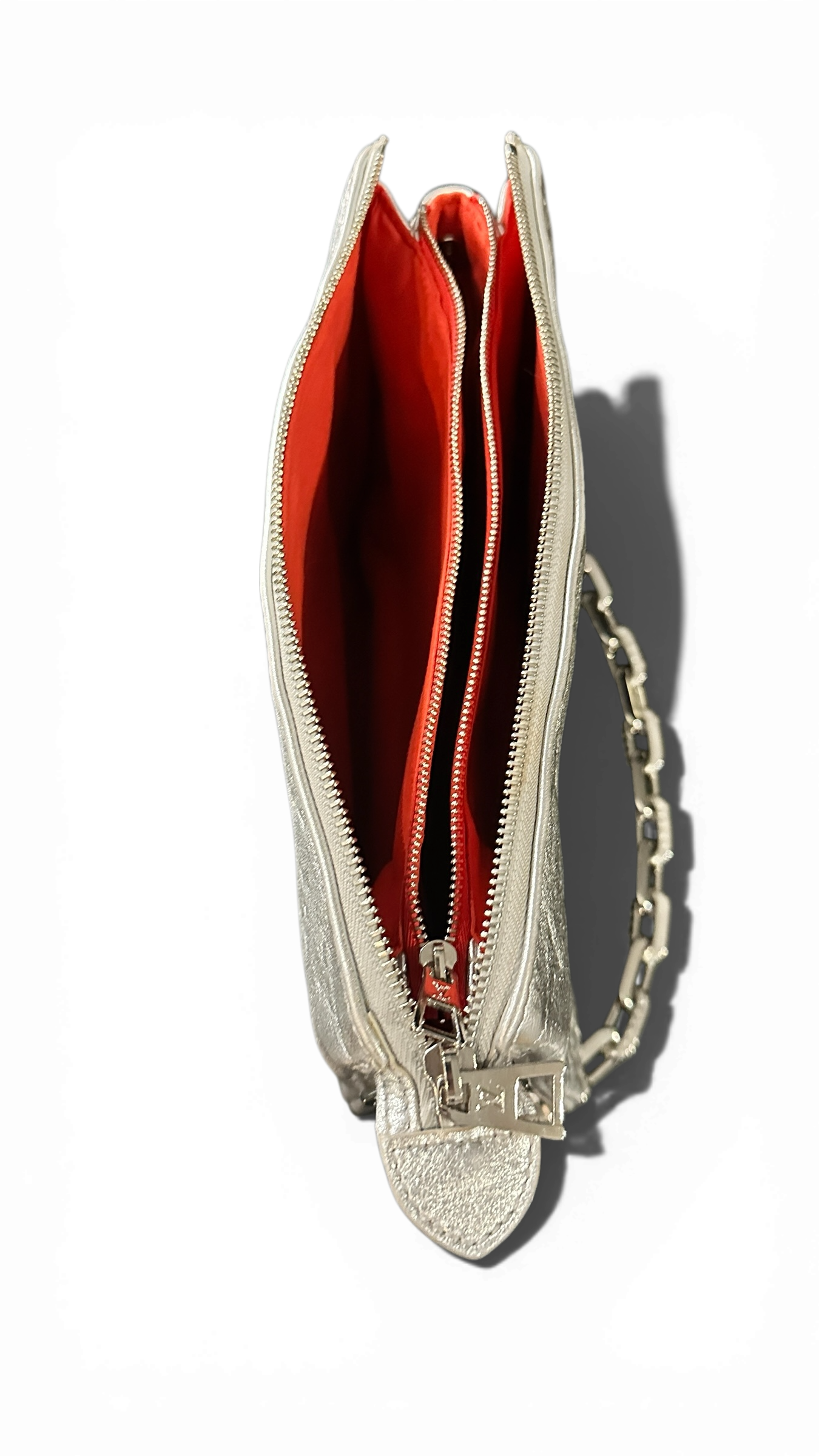 Louis Vuitton– Sac coussin chaîne Monogram Empreinte métallisée (argent)