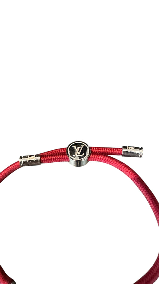 Bracelet Louis Vuitton – Cordon bordeaux, plaque logo argentée