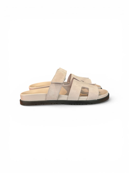 Sandales Hermès “Chypre” en chèvre velours Rose Porcelaine