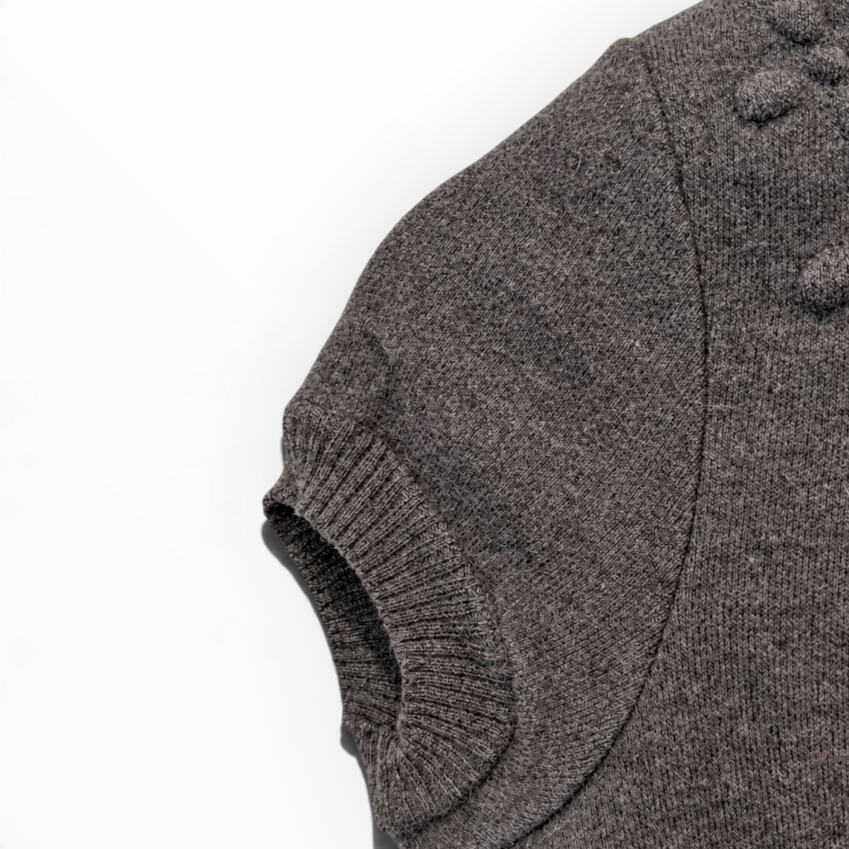 Top Chanel en maille gris anthracite, détail collier – Collection 2007 – Taille 38