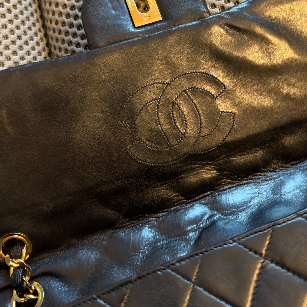 Sac Chanel Maxi Jumbo / Jumbo XL, vintage en cuir noir matelassé – Bijouterie dorée