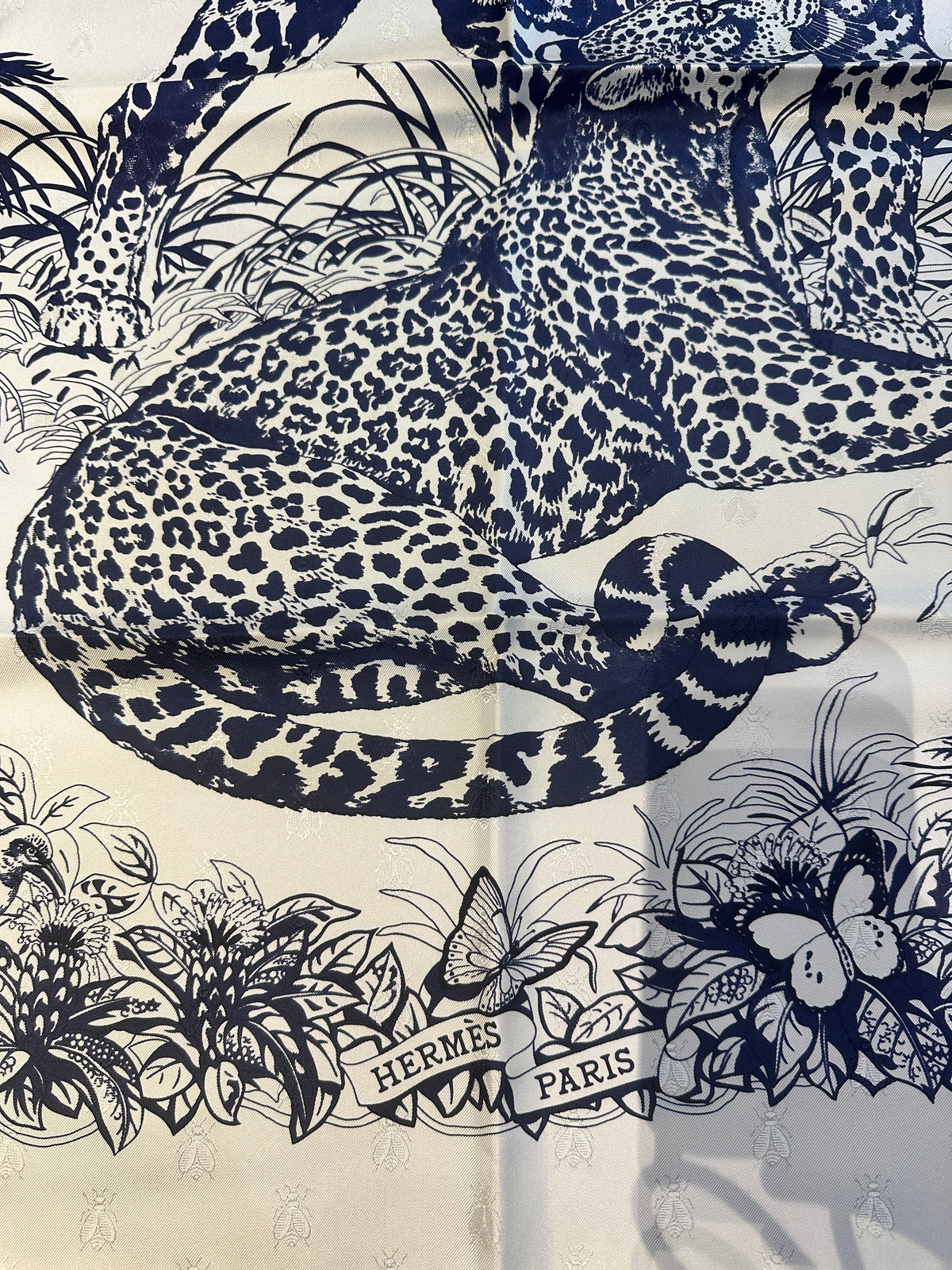 Carré Hermès 90 « Jungle Love Tattoo »  Blanc et marine