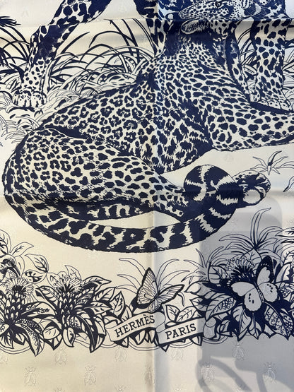 Carré Hermès 90 « Jungle Love Tattoo »  Blanc et marine