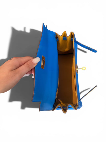 Hermès Kelly 28 Sellier Bleu Zanzibar – Commande Spéciale 2022 – Cuir Swift & Intérieur Jaune cuir togo