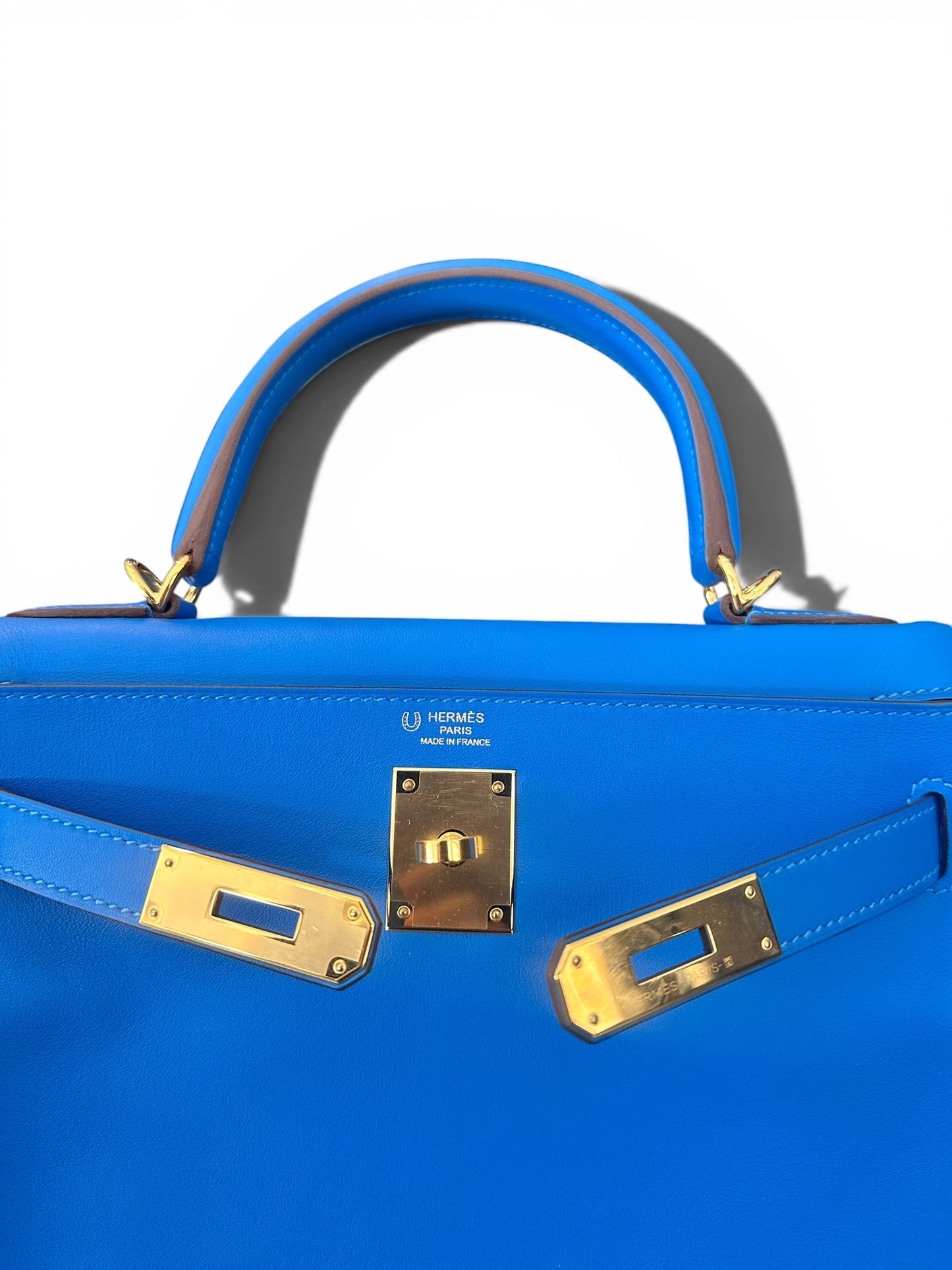 Hermès Kelly 28 Sellier Bleu Zanzibar – Commande Spéciale 2022 – Cuir Swift & Intérieur Jaune cuir togo