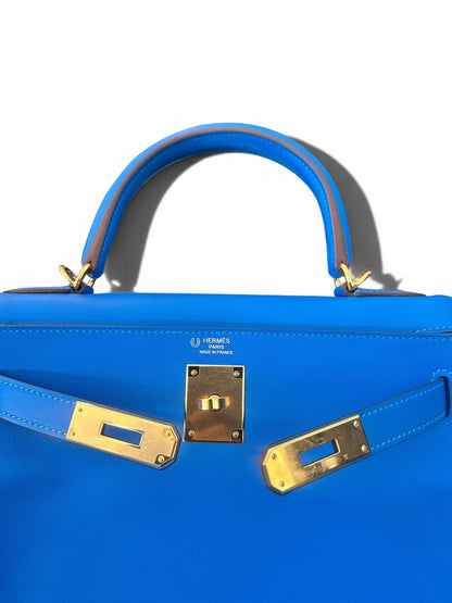 Hermès Kelly 28 Sellier Bleu Zanzibar – Commande Spéciale 2022 – Cuir Swift & Intérieur Jaune cuir togo