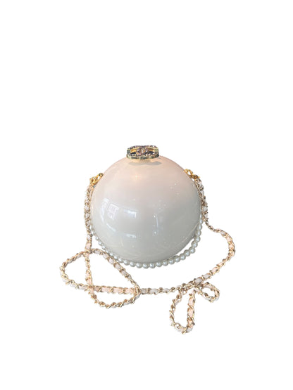 Chanel – Minaudière Pearl Ball Blanc Nacré avec Bandoulière Perles