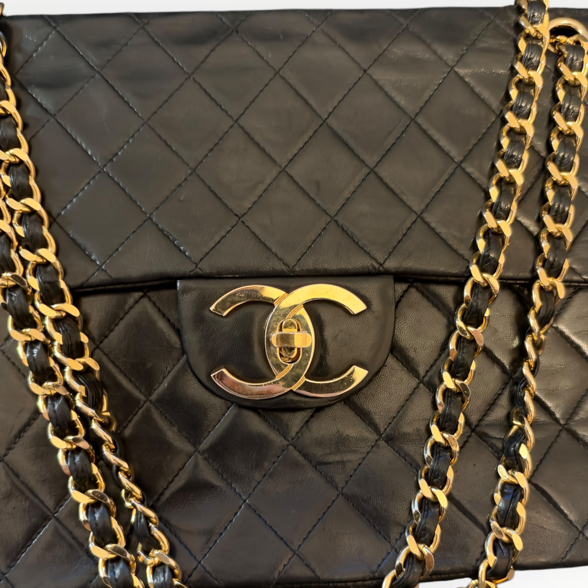 Sac Chanel Maxi Jumbo / Jumbo XL, vintage en cuir noir matelassé – Bijouterie dorée