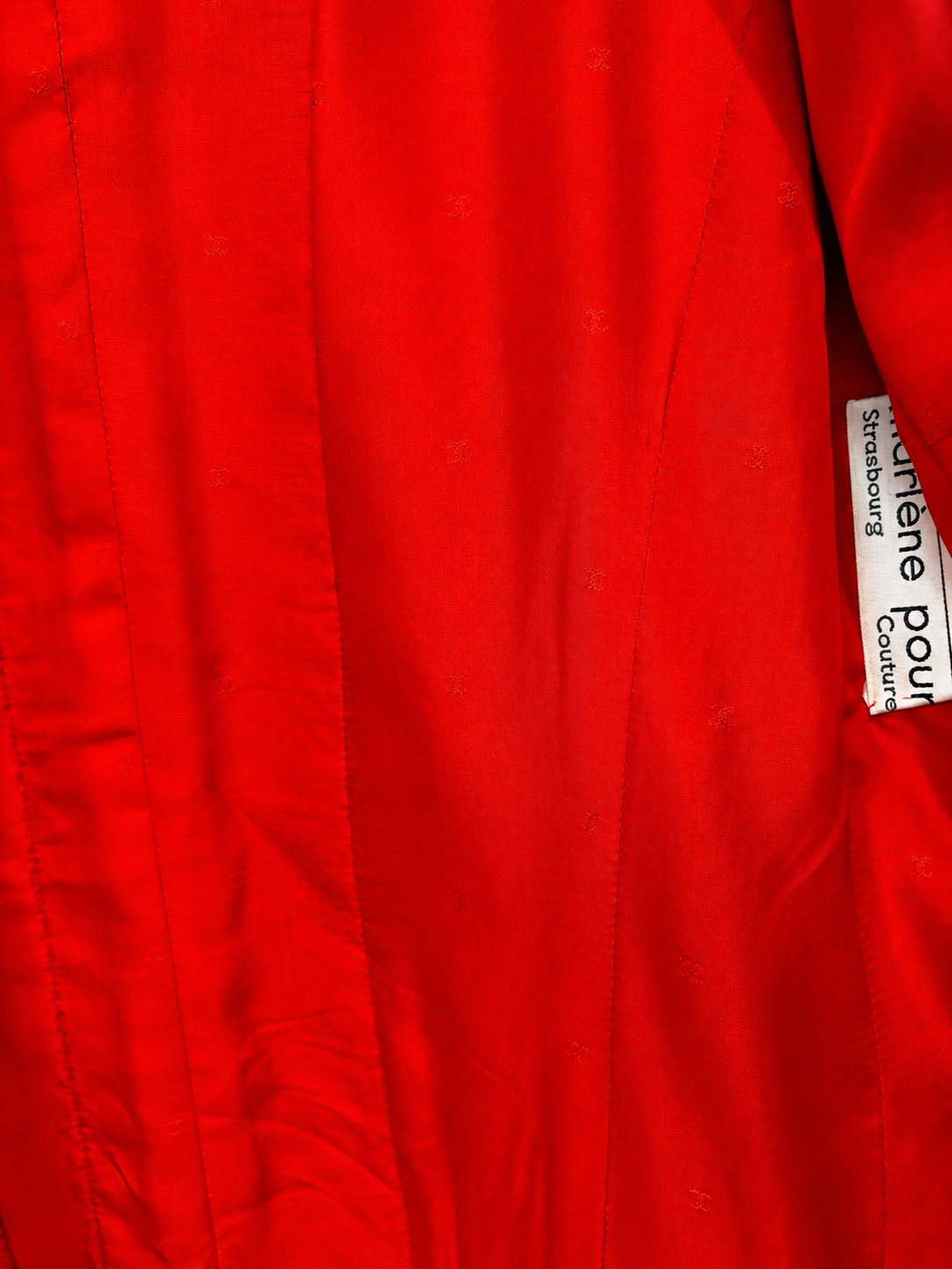 Veste Chanel vintage rouge en tweed bouclé à boutons dorés