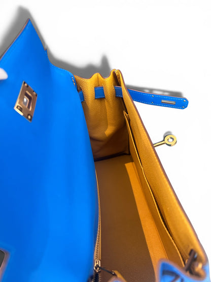 Hermès Kelly 28 Sellier Bleu Zanzibar – Commande Spéciale 2022 – Cuir Swift & Intérieur Jaune cuir togo