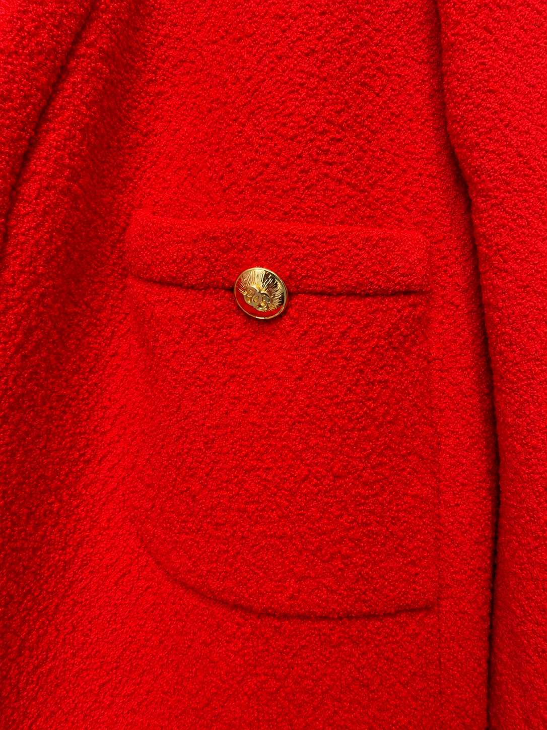 Veste Chanel vintage rouge en tweed bouclé à boutons dorés
