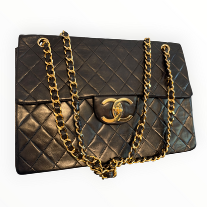 Sac Chanel Maxi Jumbo / Jumbo XL, vintage en cuir noir matelassé – Bijouterie dorée