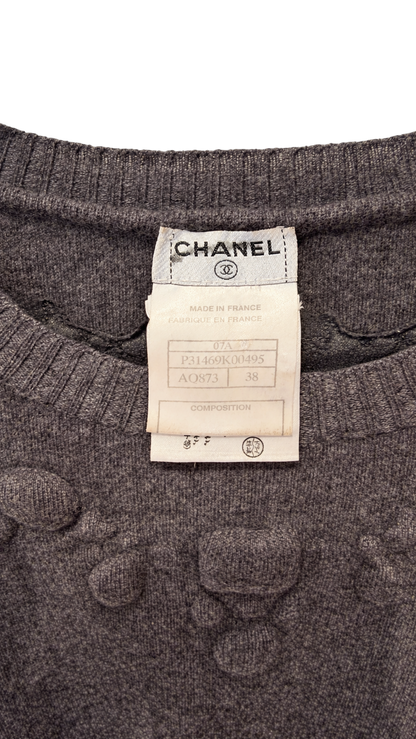 Top Chanel en maille gris anthracite, détail collier – Collection 2007 – Taille 38
