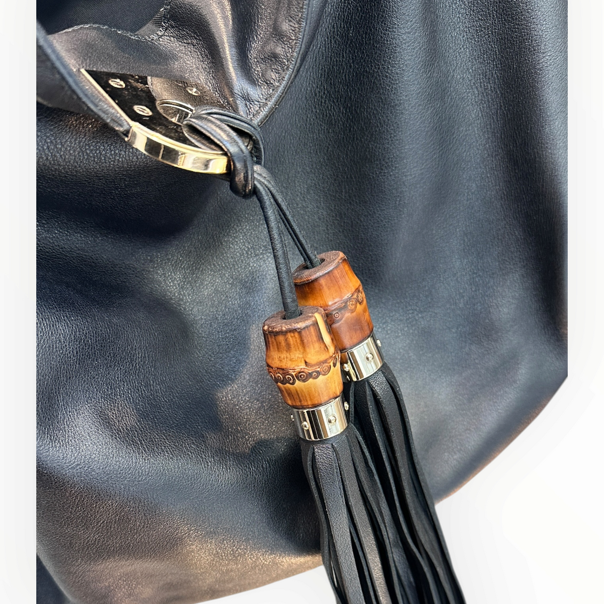 Sac Gucci Indy en cuir noir – Détails bambou et métal doré