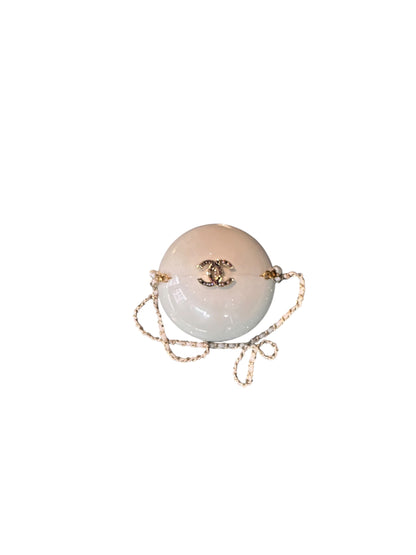 Chanel – Minaudière Pearl Ball Blanc Nacré avec Bandoulière Perles