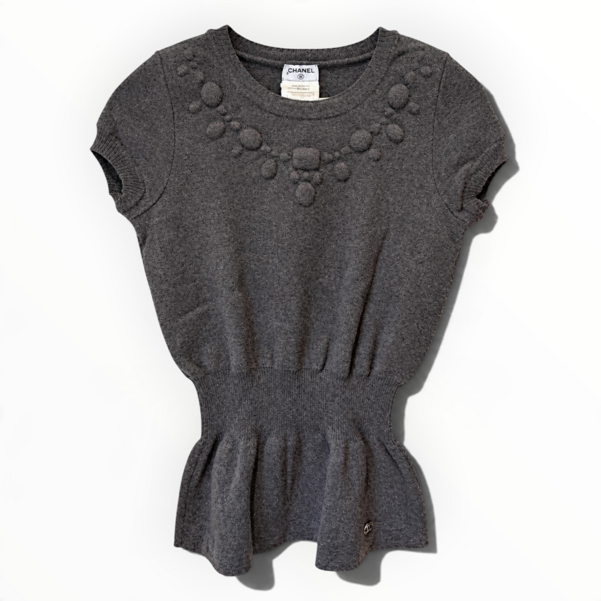 Top Chanel en maille gris anthracite, détail collier – Collection 2007 – Taille 38