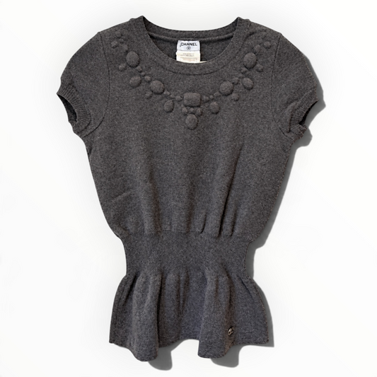 Top Chanel en maille gris anthracite, détail collier – Collection 2007 – Taille 38