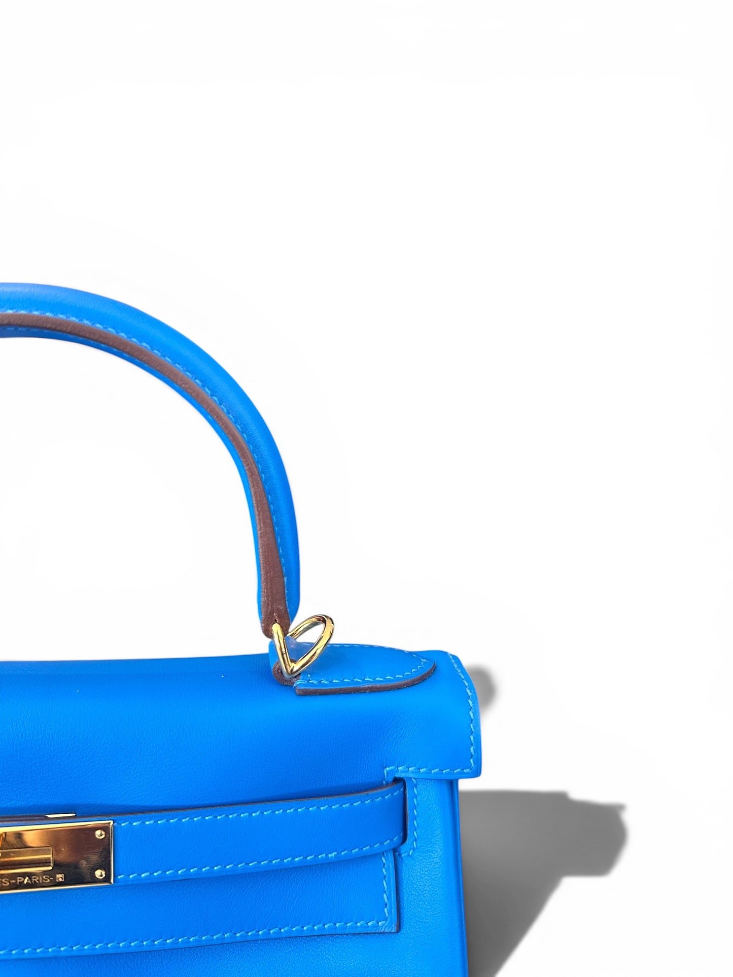 Hermès Kelly 28 Sellier Bleu Zanzibar – Commande Spéciale 2022 – Cuir Swift & Intérieur Jaune cuir togo