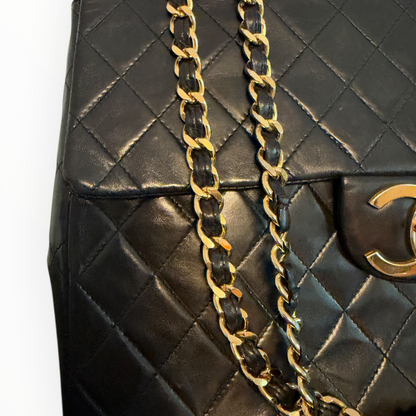 Sac Chanel Maxi Jumbo / Jumbo XL, vintage en cuir noir matelassé – Bijouterie dorée