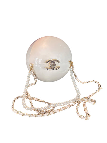 Chanel – Minaudière Pearl Ball Blanc Nacré avec Bandoulière Perles