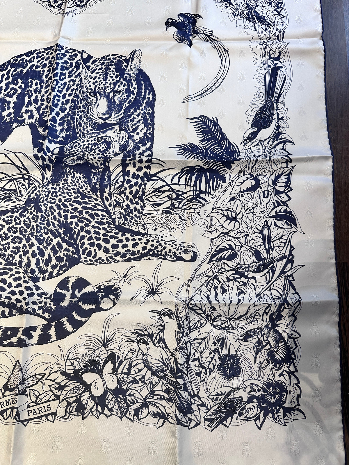 Carré Hermès 90 « Jungle Love Tattoo »  Blanc et marine