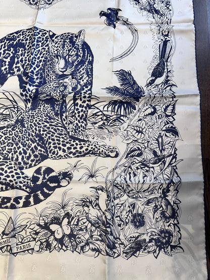 Carré Hermès 90 « Jungle Love Tattoo »  Blanc et marine