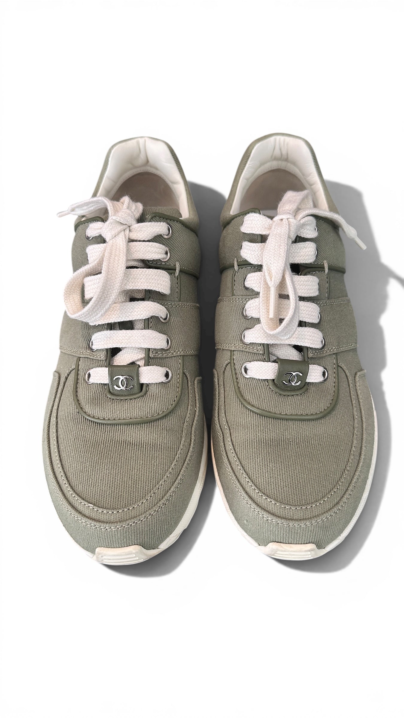 Chanel CC Logo Sneakers Toile Kaki Clair – Taille 39,5