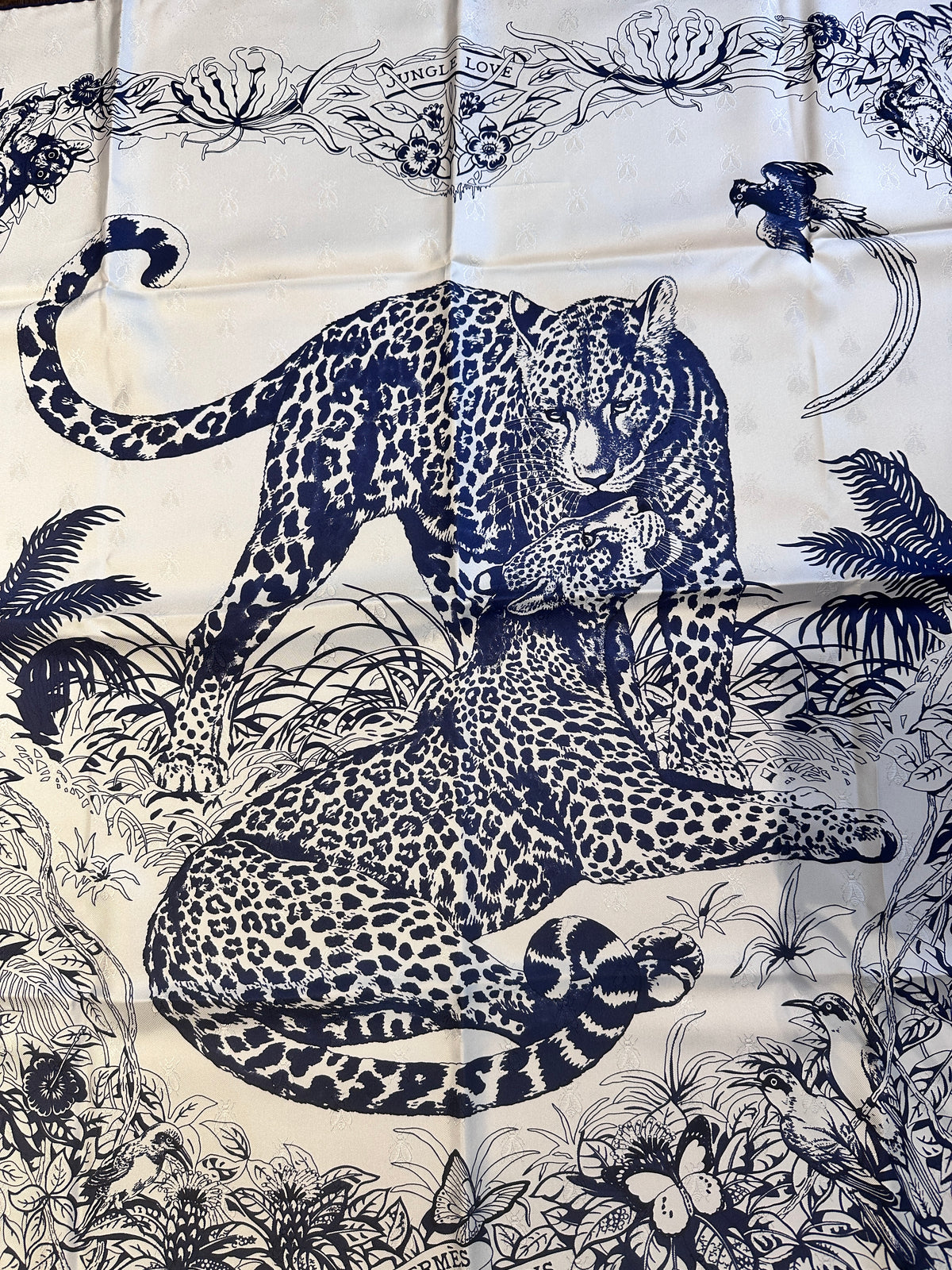 Carré Hermès 90 « Jungle Love Tattoo »  Blanc et marine