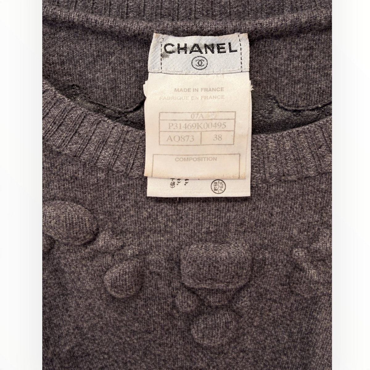 Top Chanel en maille gris anthracite, détail collier – Collection 2007 – Taille 38