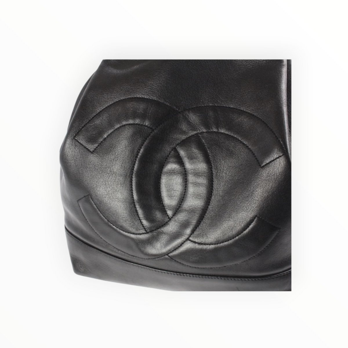 Sac seau Chanel en cuir noir