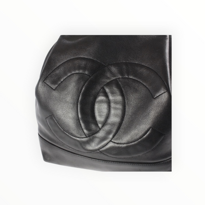 Sac seau Chanel en cuir noir