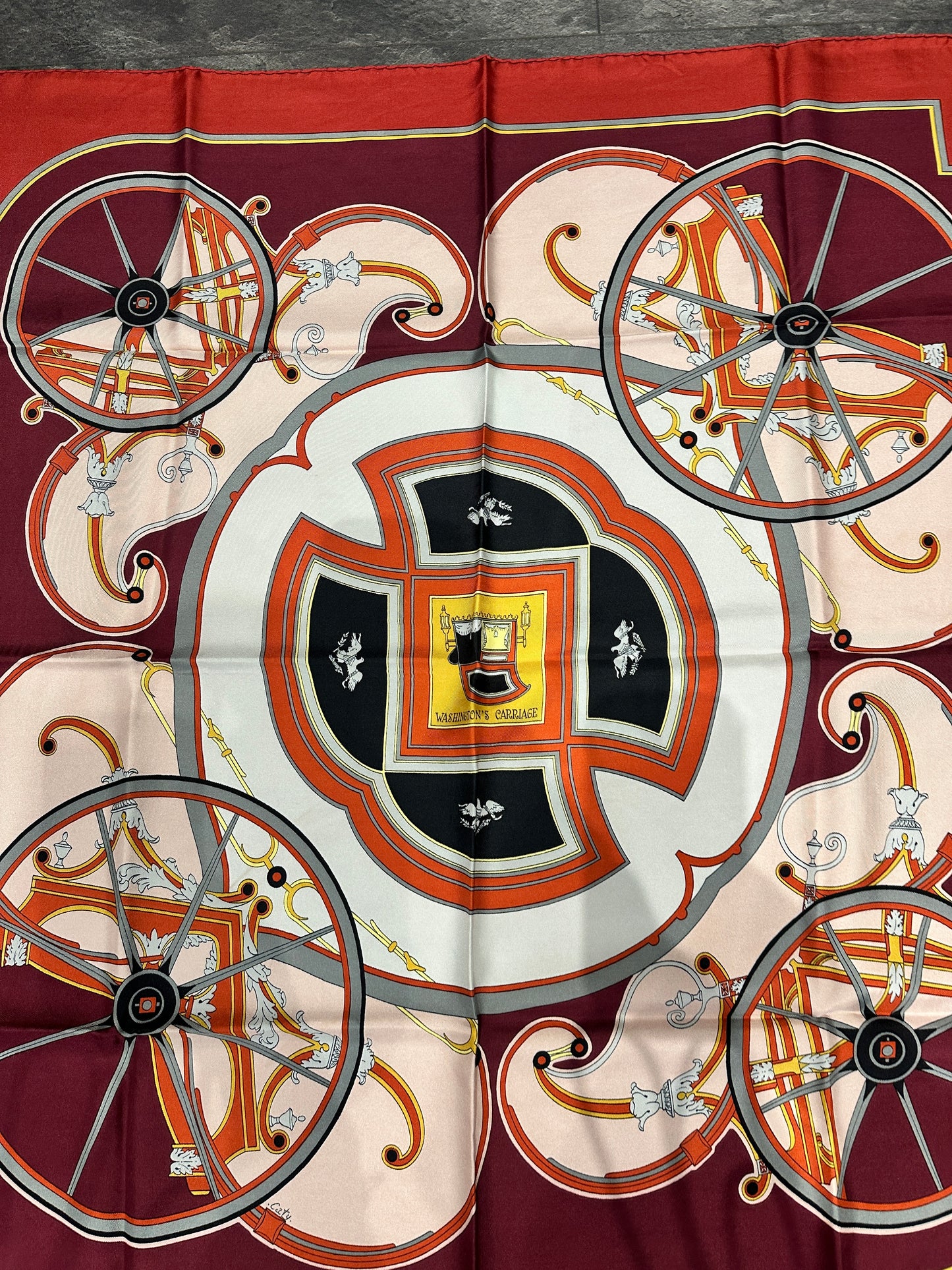 Hermès Carré 90 “Carriage de Washington” – Soie – Bordeau/ Rouge