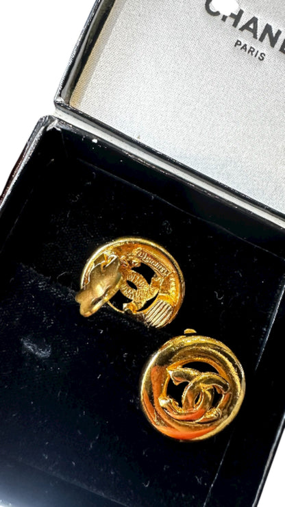 Boucle d'oreille a clip Chanel vintage