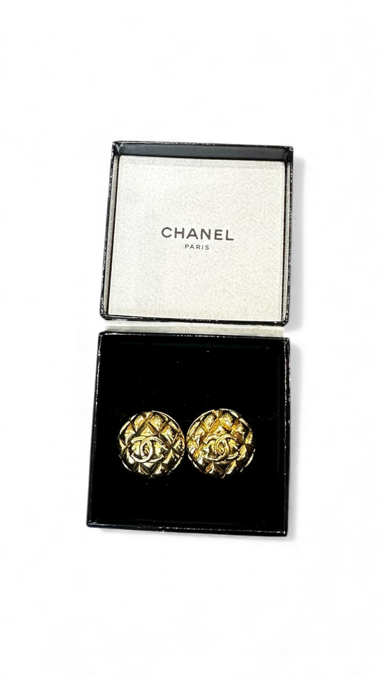 Boucle d'oreille a clip Chanel vintage