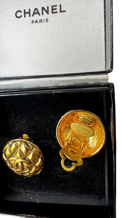 Boucle d'oreille a clip Chanel vintage