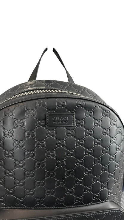 Sac a dos Gucci signature GG Monogram en cuir noir gaufré