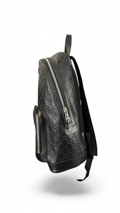 Sac a dos Gucci signature GG Monogram en cuir noir gaufré