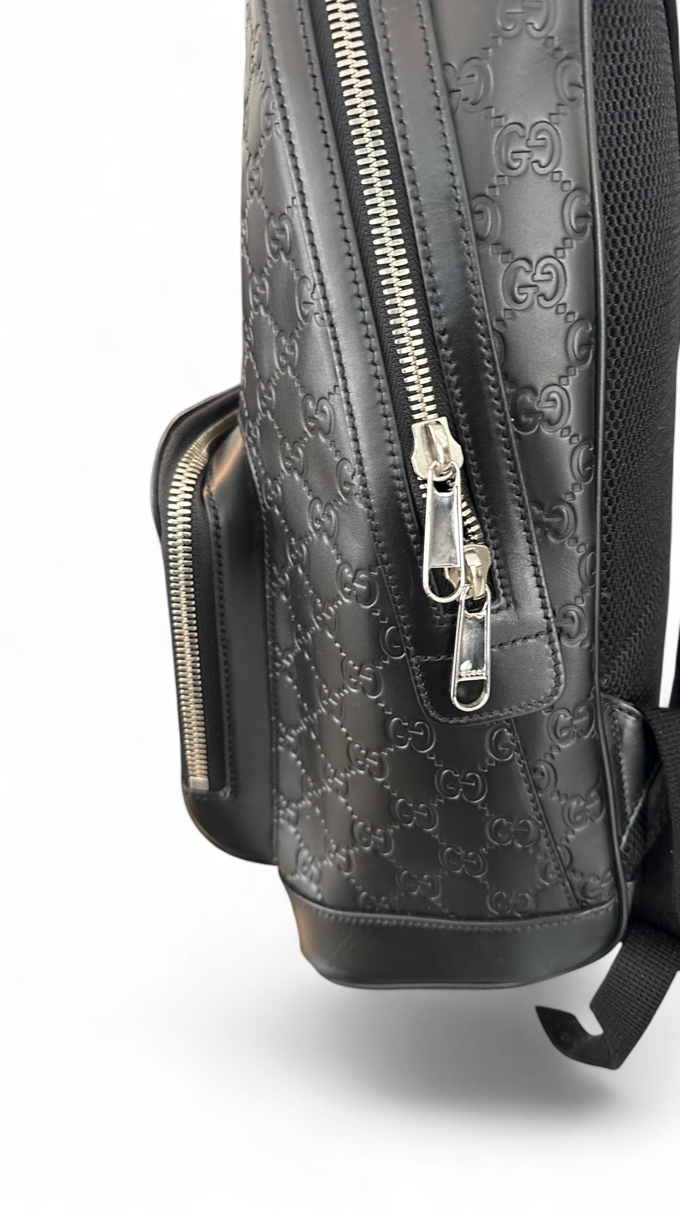 Sac a dos Gucci signature GG Monogram en cuir noir gaufré